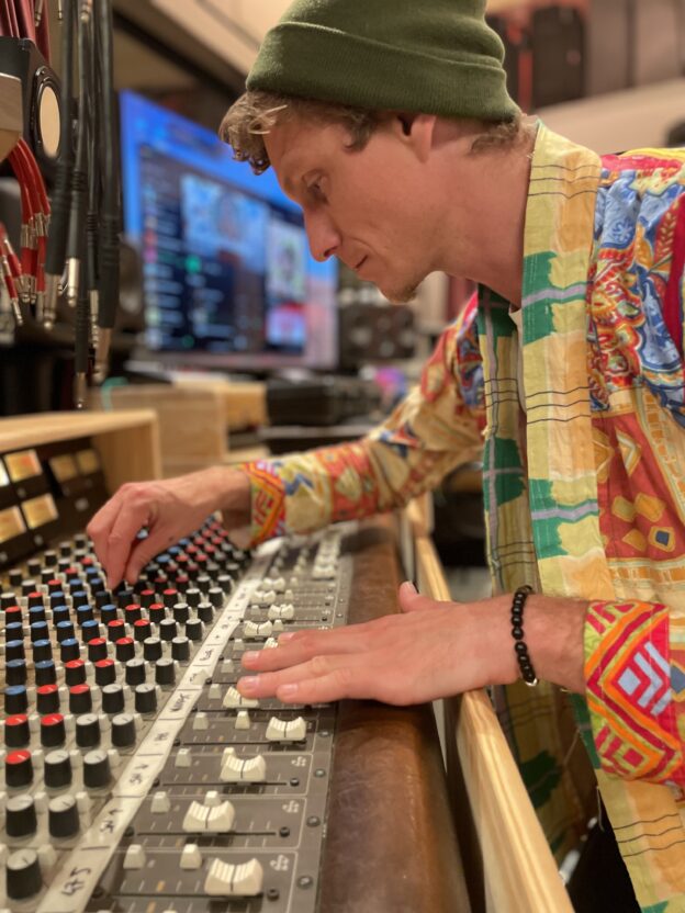 Welcome to Ady’s Studio in Barcelona working on a playlist